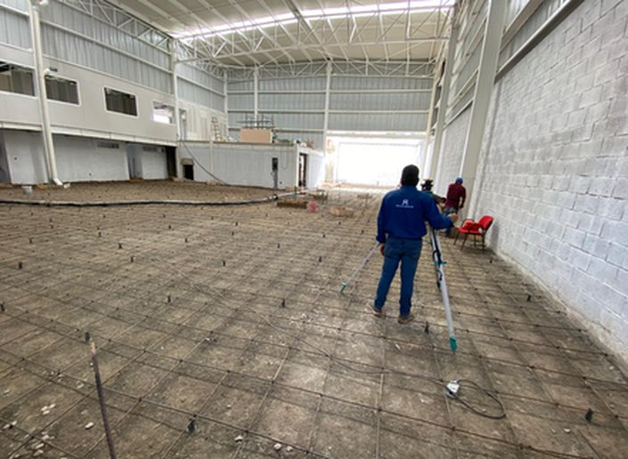 Nave industrial con malla y preparación del firme antes del colado