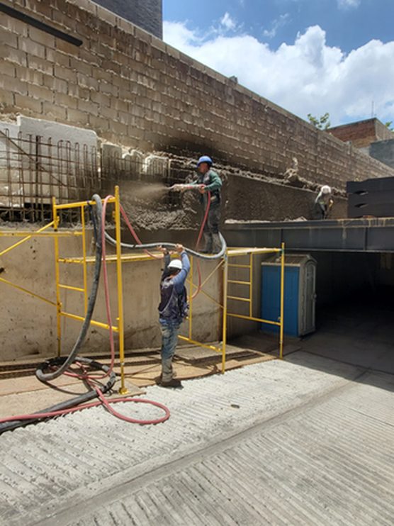 Concreto lanzado en muros perimetrales