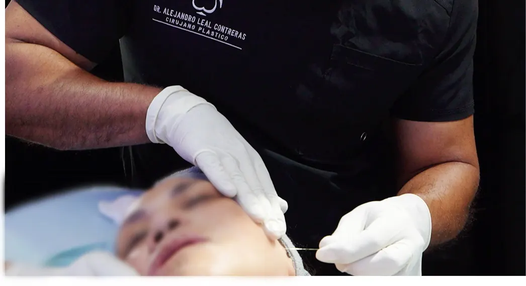 Dr. Alejandro Leal during a procedure at Liposser