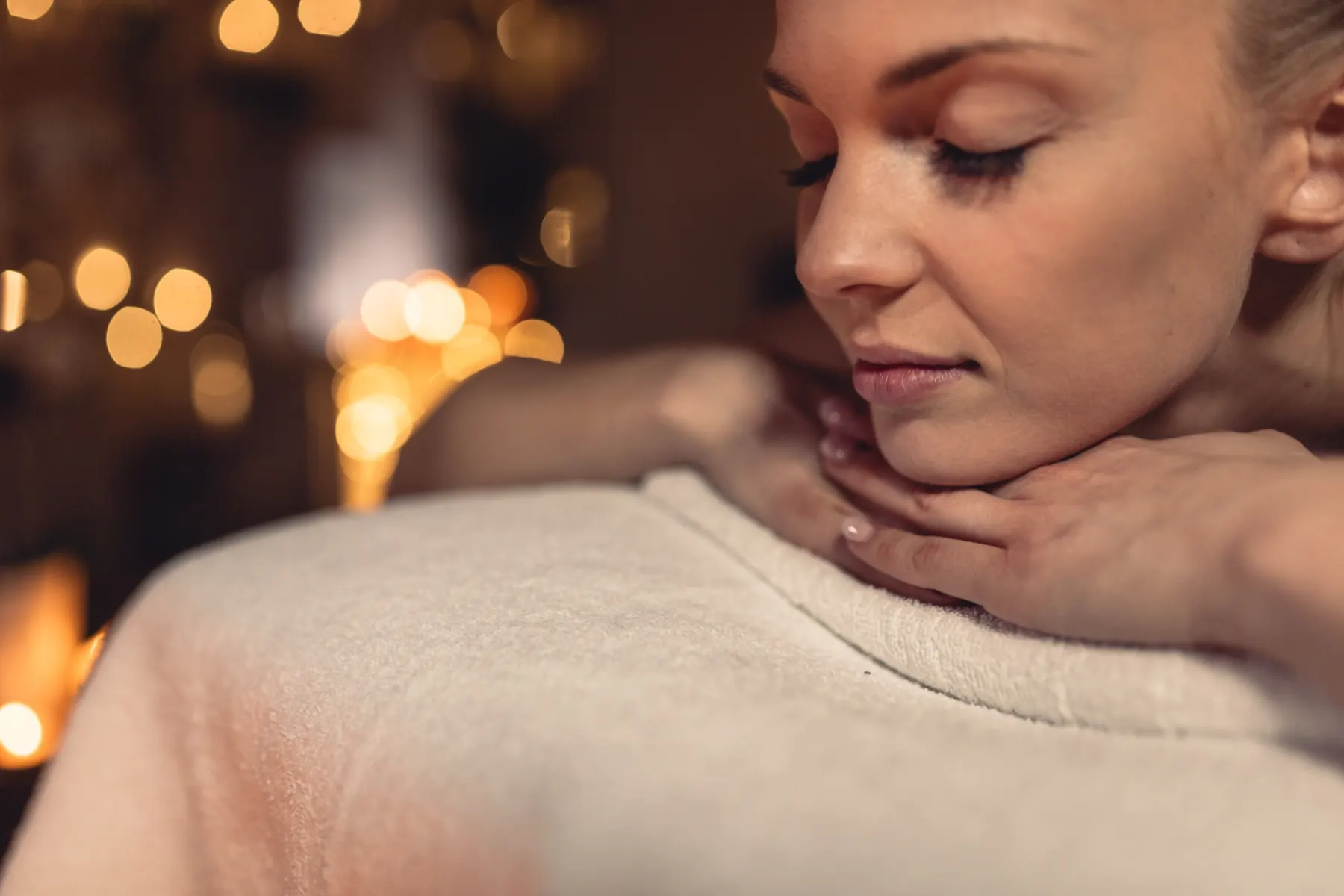 Cabina corporal del Longevity Hub de Liposser con luz cálida