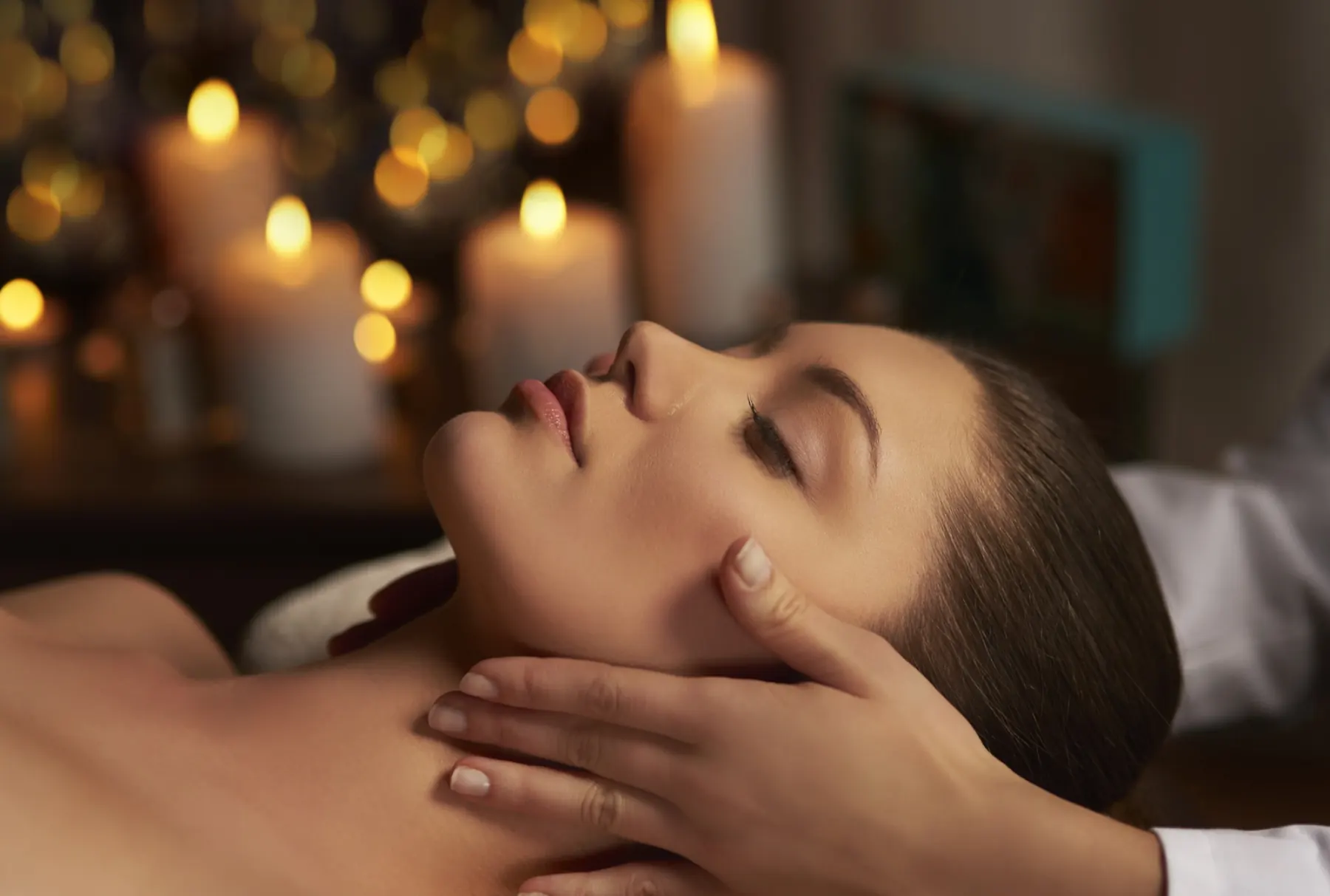 Ambiente de cabina con velas en el Longevity Hub de Liposser