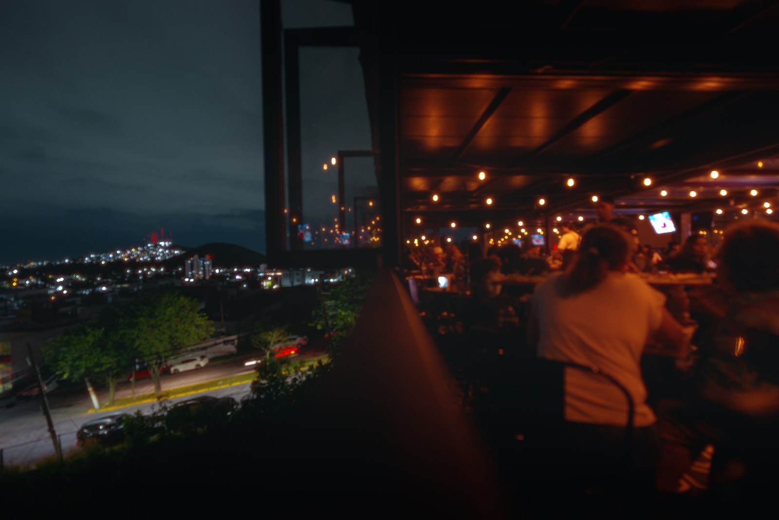 Una mesa frente a la ciudad