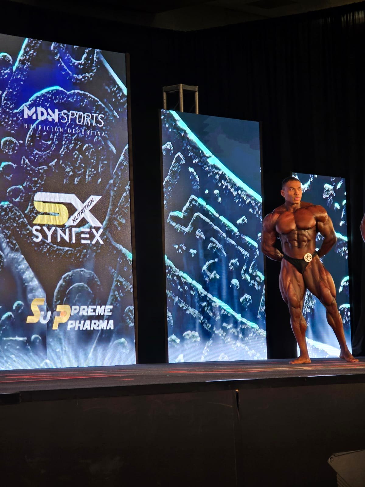 Atleta de Syntex Nutrition en el escenario de competencia