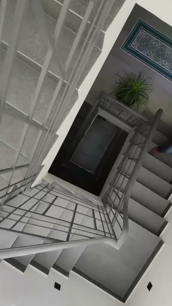 Penthouse Suiza 65 · toma real 2: la escalera interior vista desde arriba