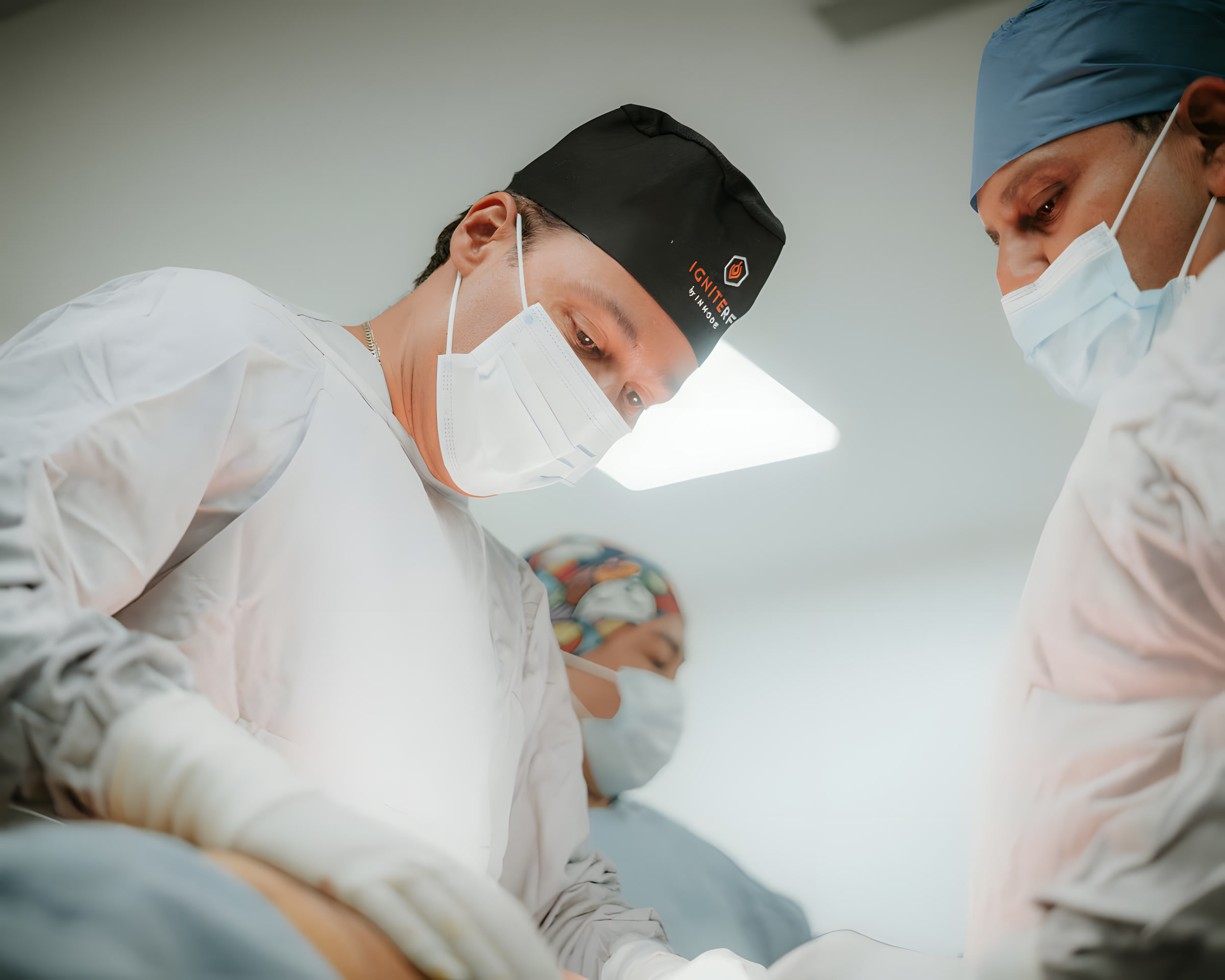 El Dr. Leal operando, con su equipo completo en quirófano