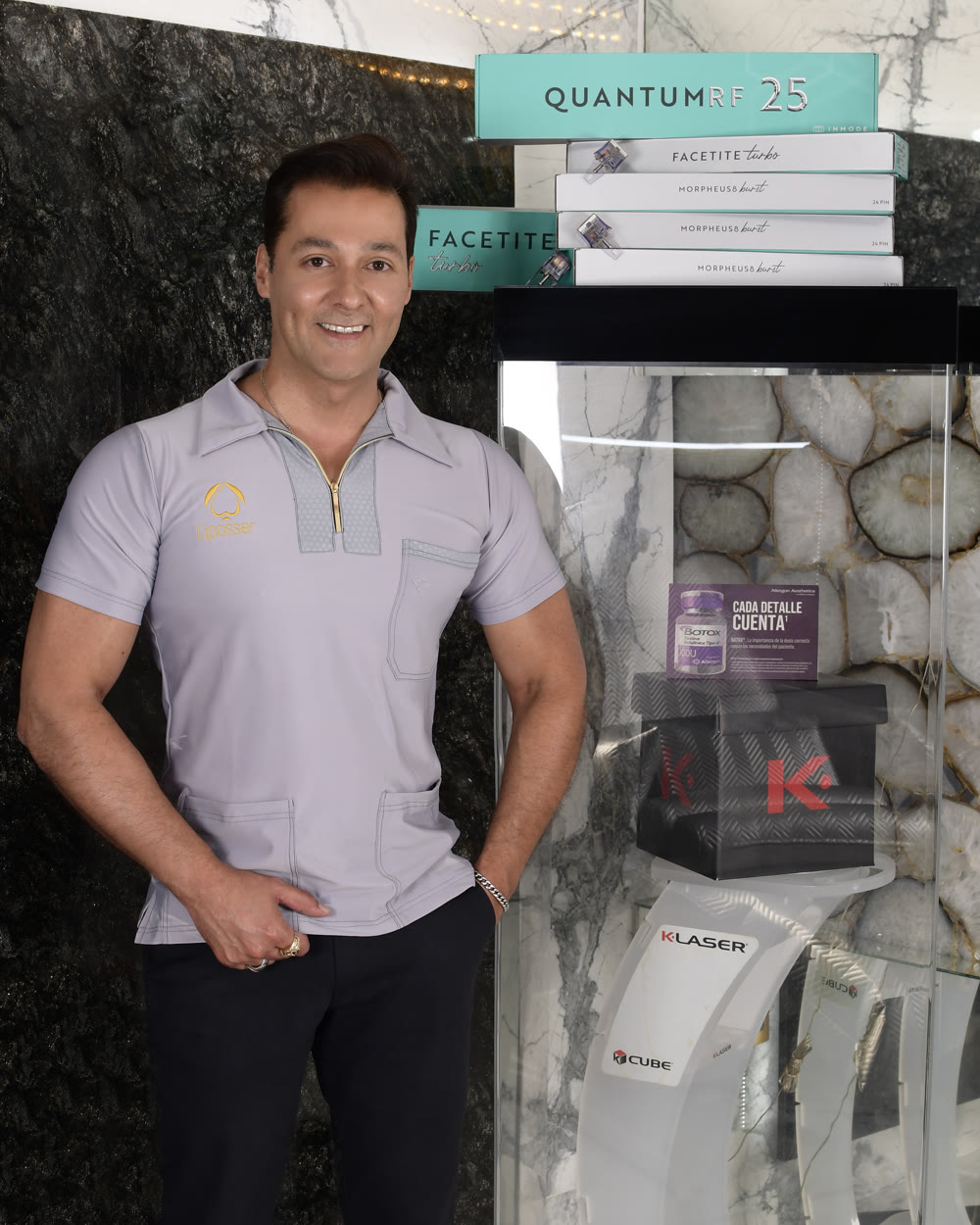 El Dr. Leal junto al equipo de su consultorio en Guadalajara: Quantum RF 25, FaceTite Turbo, Morpheus8 y K-Laser